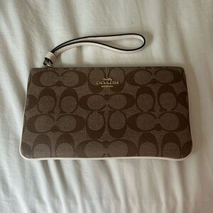 Large Corner Zip Wristlet In Signature Canvas